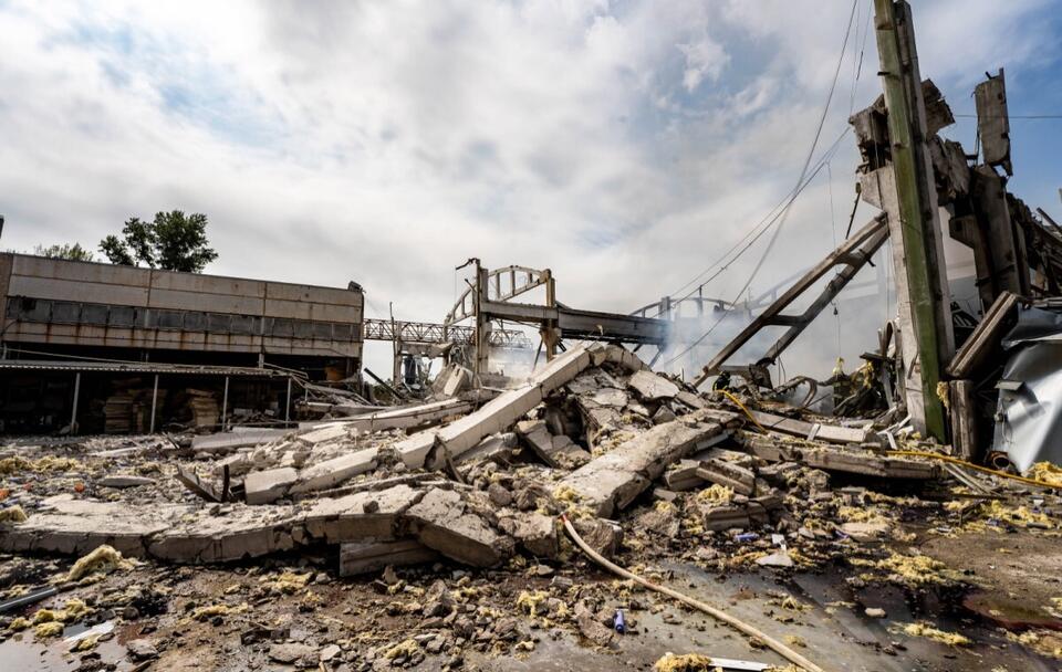 Spowodowane rosyjskim ostrzałem zniszczenia na terenie jednego z zakładów przemysłowych w Charkowie / autor: PAP/Mykola Kalyeniak