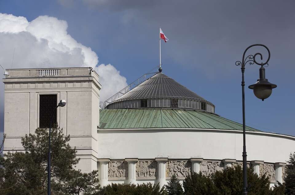 SONDAŻ. PiS skraca dystans do KO! Sasin: "Efekt Czarnka działa"