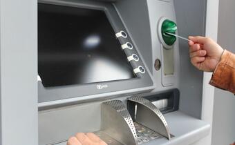 Wypłaty z bankomatów są coraz droższe