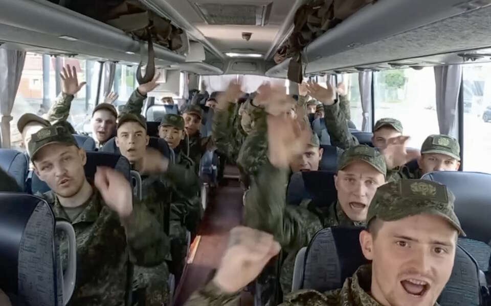 Ukraińscy jeńcy wracają do domu / autor: PAP/EPA