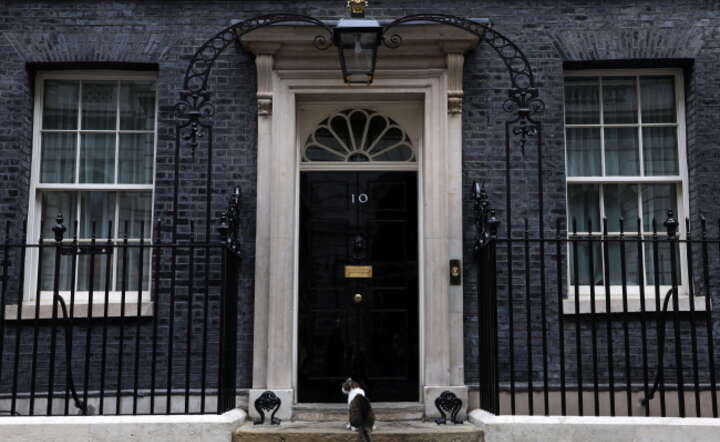 Siedziba brytyjskiego premiera – Downing Street 10. / autor: PAP/EPA/ANDY RAIN