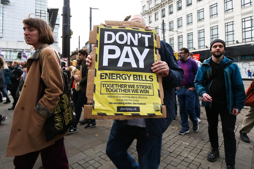 Manchesterze protestowano przeciwko wysokim kosztom życia. / autor: PAP/EPA