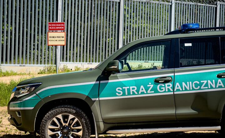 Auto patrolowe SG przy barierze na granicy z Białorusią / autor: materiały prasowe / facebook.com/STRAZGRANICZNA