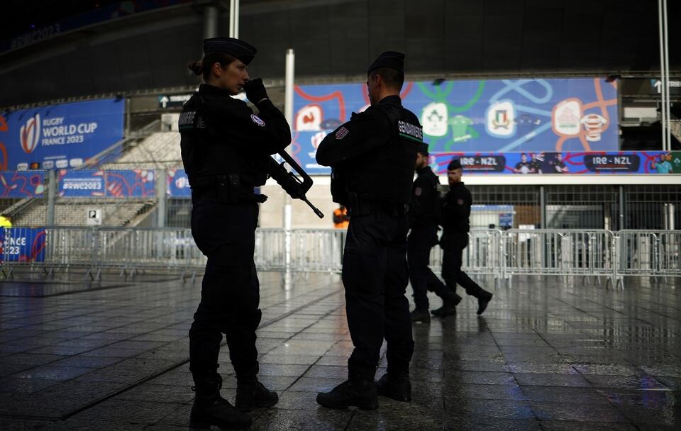 Francuska policja w stanie gotowości / autor: PAP/EPA/YOAN VALAT