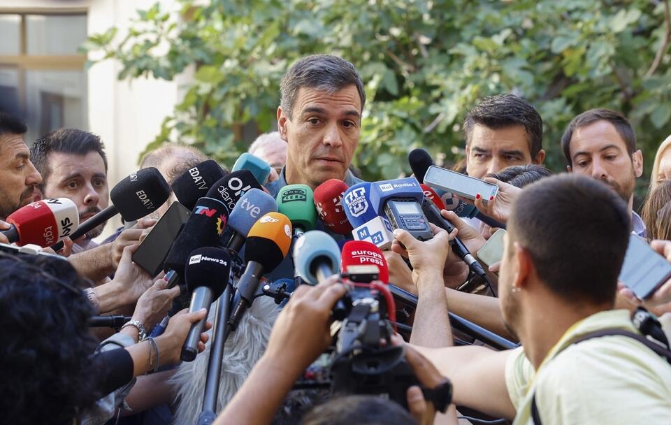 Premier Hiszpanii Pedro Sanchez rozmawia z mediami po oddaniu głosu w lokalu wyborczym / autor: PAP/EPA/Ballesteros