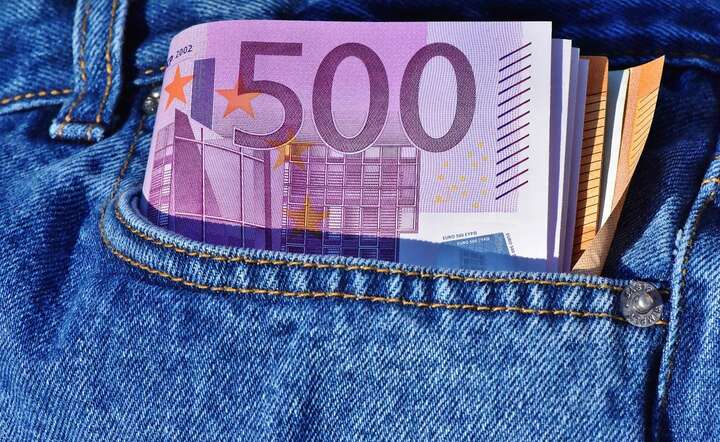 Policjanci w Wieliczce zabezpieczyli ponad 13 tys. podrobionych banknotów euro / autor: Pixabay