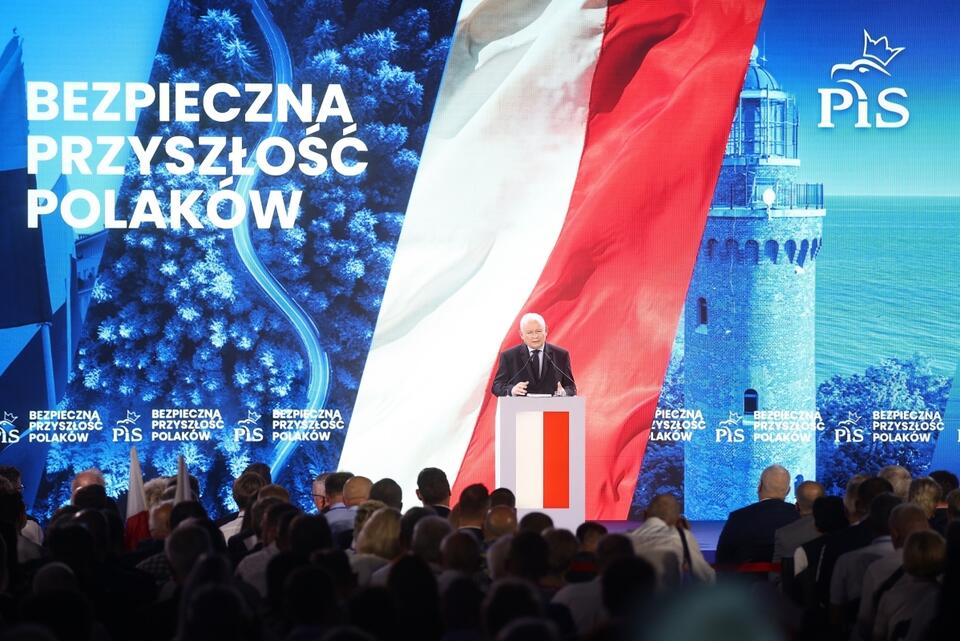 Kampania wyborcza do parlamentu 2023. Prezes PiS Jarosław Kaczyński podczas konferencji programowej Prawa i Sprawiedliwości w Końskich. / autor: PAP/Łukasz Gągulski