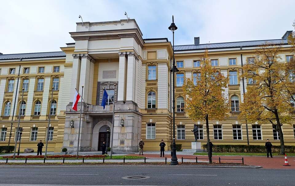 NEWS. Tajne spotkanie w KPRM. Po cichu przyznano premie?