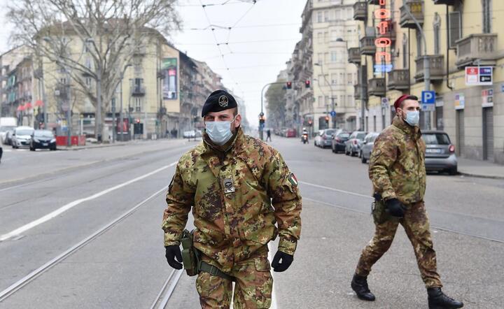 Żołnierze na ulicach Turynu / autor: PAP/EPA/ALESSANDRO DI MARCO