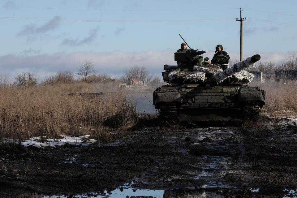 Na zdjęciu z 21 bm. ukraińscy czołgiści na pozycjach frontowych w obwodzie donieckim. Nz. czołg T-64. Trwa inwazja Rosji na Ukrainę. / autor: PAP/Leszek Szymański