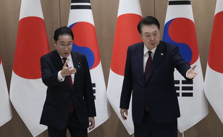 Prezydent Korei Pd Yoon Suk Yeol  i premier Japonii Fumio Kishida / autor: AHN YOUNG-JOON/EPA/PAP