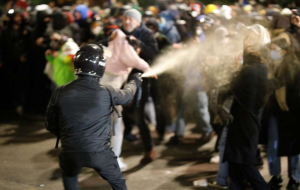 Gruzini wyszli na ulice! Trwają protesty przeciwko zawieszeniu rozmów o wstąpieniu do UE / autor: PAP/EPA/DAVID MDZINARISHVILI