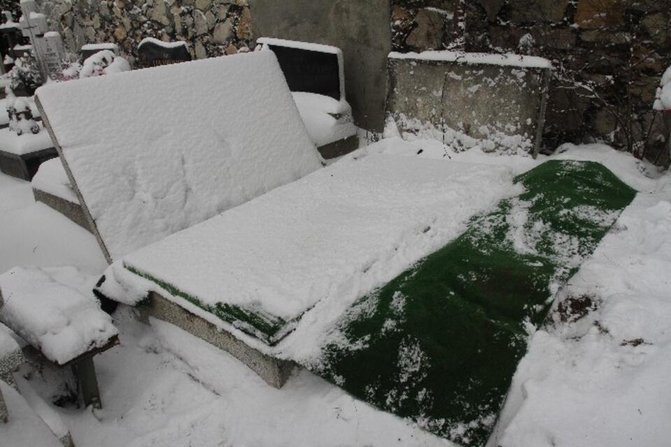 Grób na cmentarzu w pobliżu kościoła św. Józefa Rzemieślnika w Sosnowcu, gdzie spocznie ciało półrocznej Magdy, 15 bm. PAP/Jacek Bednarczyk