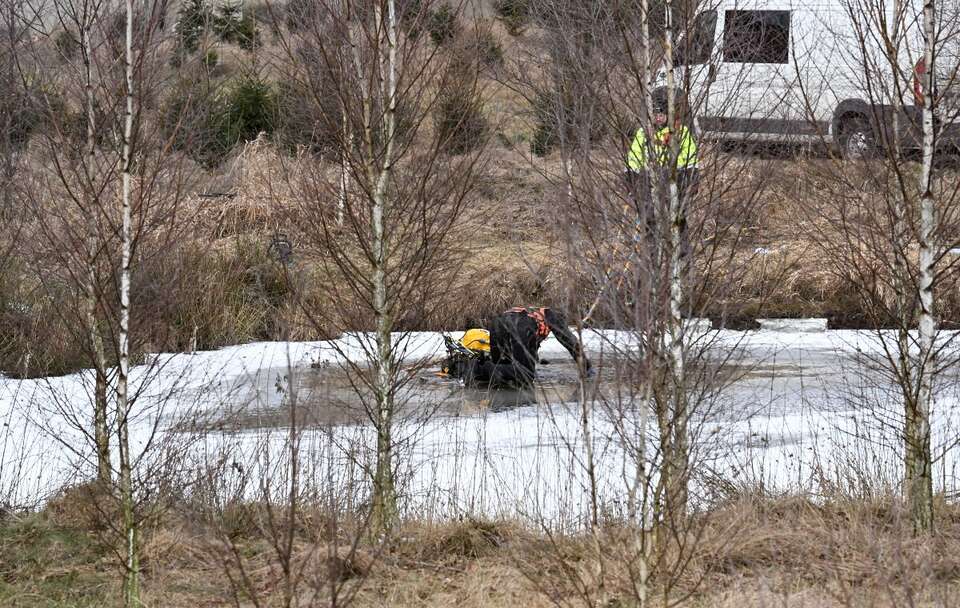 Miejsce upadku niezidentyfikowanego obiektu do zbiornika wodnego na terenie gospodarstwa rolnego w Będźmierowicach (gm. Czersk) / autor: PAP/Piotr Kowala