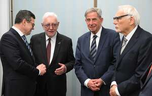 Wybrany do TK Krystian Markiewicz (L) oraz były prezes TK Jerzy Stępień (2L), były prezes TK Andrzej Zoll (2P) i były prezes TK Marek Safjan (P) podczas pseudoślubowania w Sejmie / autor: PAP/Radek Pietruszka