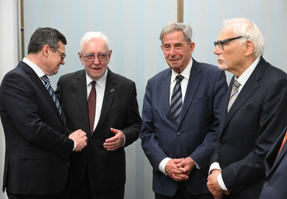 Wybrany do TK Krystian Markiewicz (L) oraz były prezes TK Jerzy Stępień (2L), były prezes TK Andrzej Zoll (2P) i były prezes TK Marek Safjan (P) podczas pseudoślubowania w Sejmie / autor: PAP/Radek Pietruszka