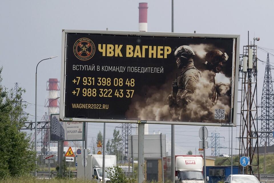 Billboard reklamujący rekrutację do Grupy Wagnera w Rosji / autor: PAP/EPA