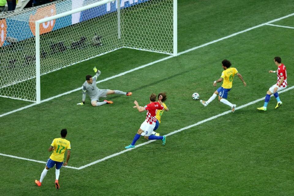 11 min. meczu Brazylia - Chorwacja. Pierwsza bramka Mundialu. Marcelo strzela samobója. Fot. PAP / EPA