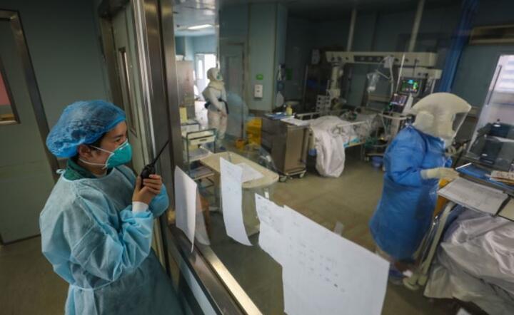 Personel medyczny na oddziale izolacji, przeznaczonym dla krytycznych pacjentów z COVID-19, w Wuhan / autor: PAP/EPA/YUAN ZHENG