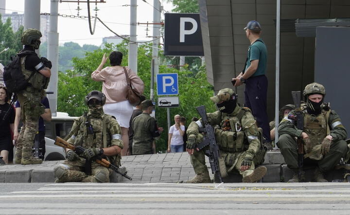Grupa Wagnera stoi na straży w centrum Rostowa nad Donem w południowej Rosji, / autor: EPA/PAP