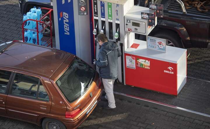 Obniżka cen paliw w Polsce cztery razy mniejsza niż spadek notowań ropy / autor: Fratria / Andrzej Wiktor