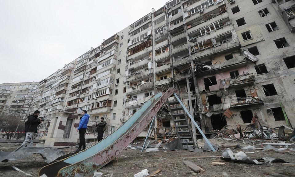 Πολυκατοικία στο Κίεβο, που καταστράφηκε από ρωσικούς βομβαρδισμούς.  / συγγραφέας: Sergey Dolzhenko, PAP / EPA