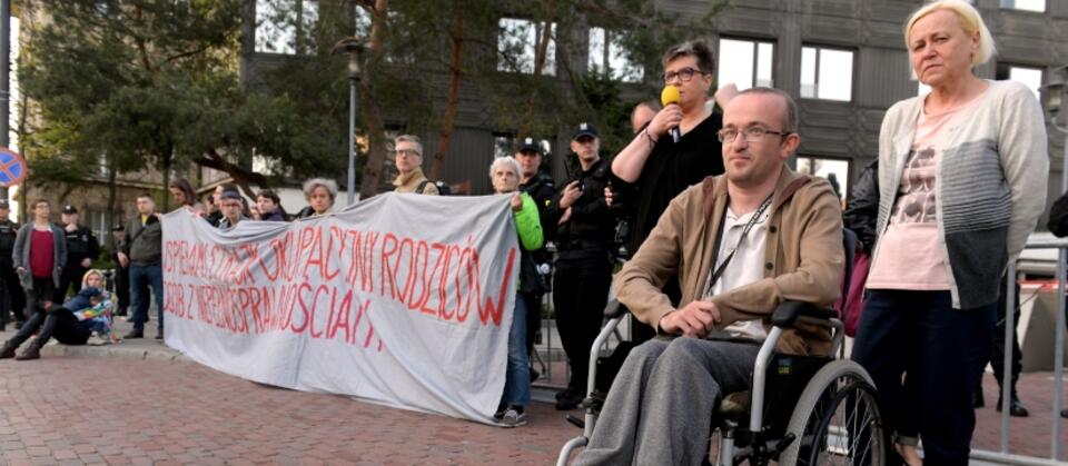 Protest rodziców dzieci niepełnosprawnych / autor: PAP/Marcin Obara