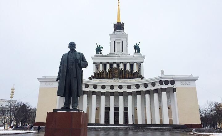 Rosjanie napadli Ukrainę... by stawiać pomniki Lenina!