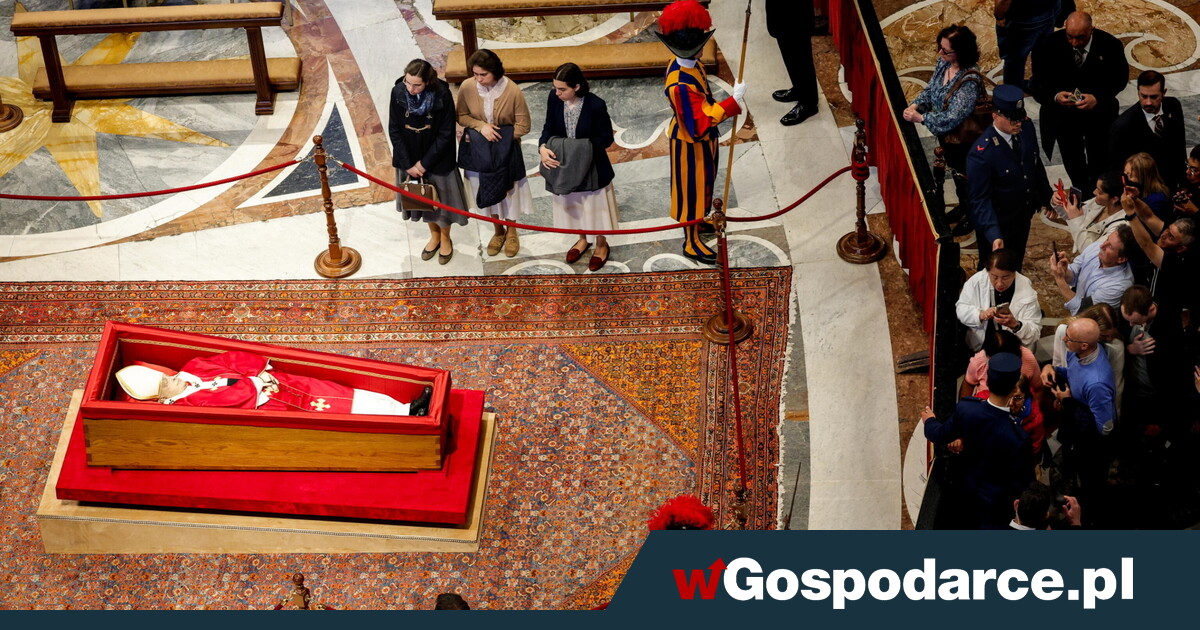 Watykan: wierni żegnają papieża [ZDJĘCIA]