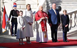 Na zdjęciu papież Leon XIV z rodziną książęcą w Monako / autor: PAP/EPA