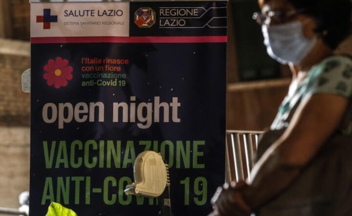 Nocna, uliczna akcja szczepień przeciw COVID-19 w Rzymie / autor: PAP/ EPA/GIUSEPPE LAMI