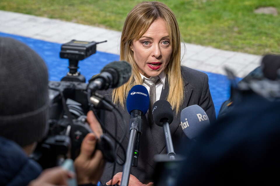 Na zdjęciu Giorgia Meloni w rozmowie z dziennikarzami / autor: PAP/Wiktor Dąbkowski