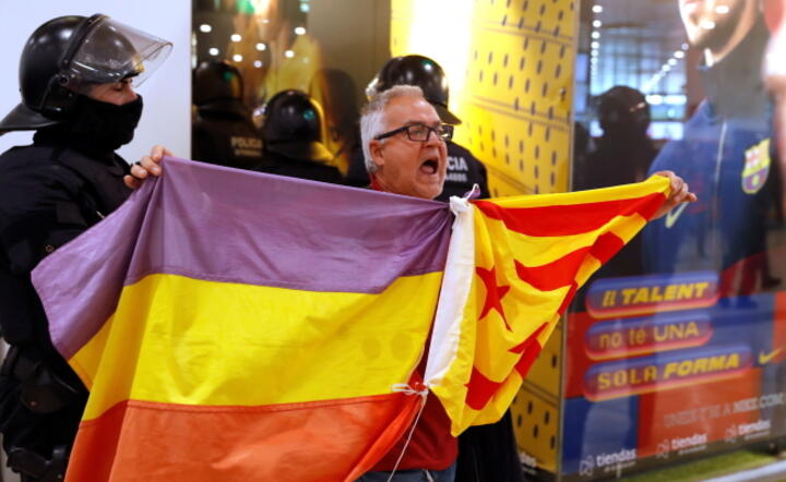 Radykałowie z Rad Republiki (CDR) domagają się natychmiastowego ogłoszenia secesji Katalonii / autor: PAP/EPA/ Toni Albir
