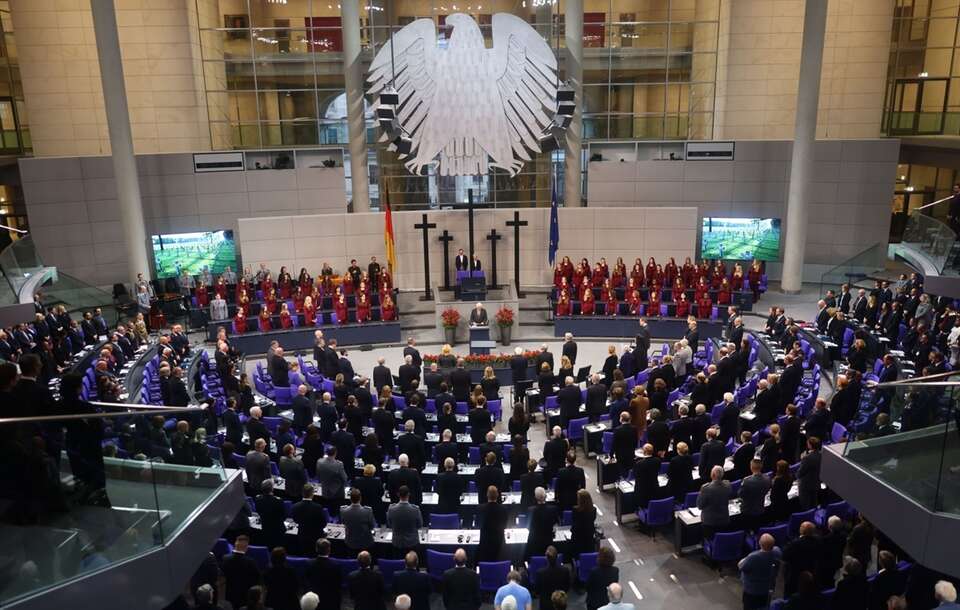 W Dniu Żałoby Narodowej Bundestag oddał cześć ofiarom obu wojen światowych. / autor: EPA/HANNIBAL HANSCHKE Dostawca: PAP/EPA.
