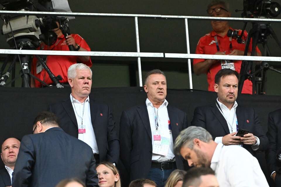 Prezes Polskiego Związku Piłki Nożnej Cezary Kulesza (C) oraz wiceprezes Adam Kaźmierczak (L) i sekretarz Łukasz Wachowski (P) / autor: PAP/Marcin Bielecki