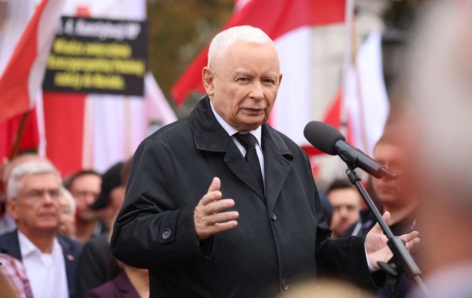 Prezes PiS przemawia na proteście "Stop Patowładzy" / autor: X:@pisorgpl