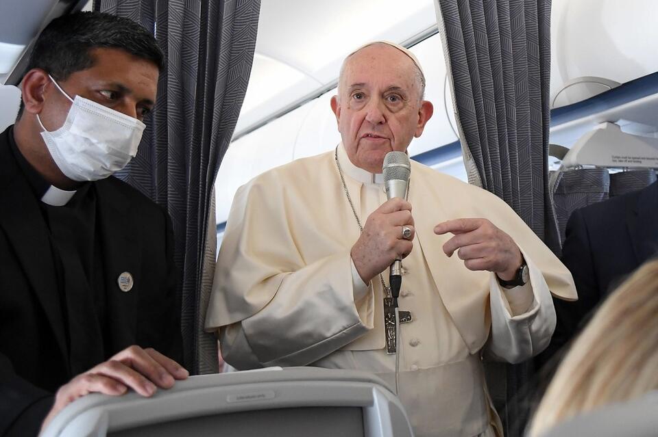 Papież Franciszek odpowiada na pytania dziennikarzy na pokładzie samolotu / autor: PAP/EPA