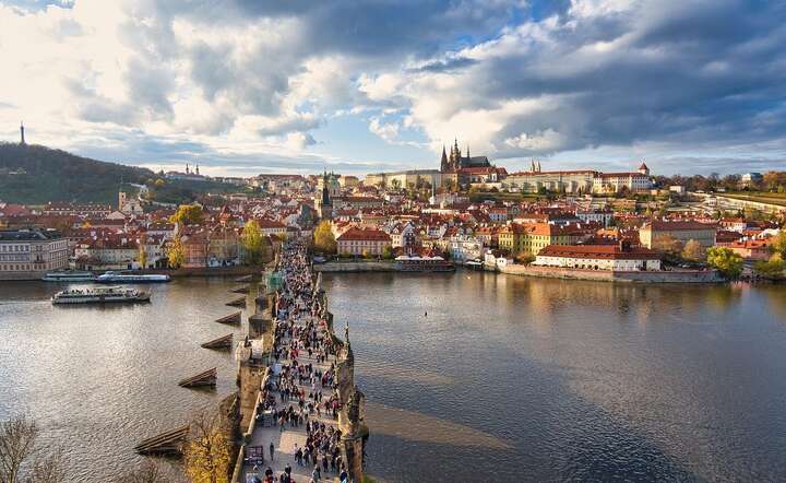 Tłumy na Moście Karola w Pradze / autor: Pixabay