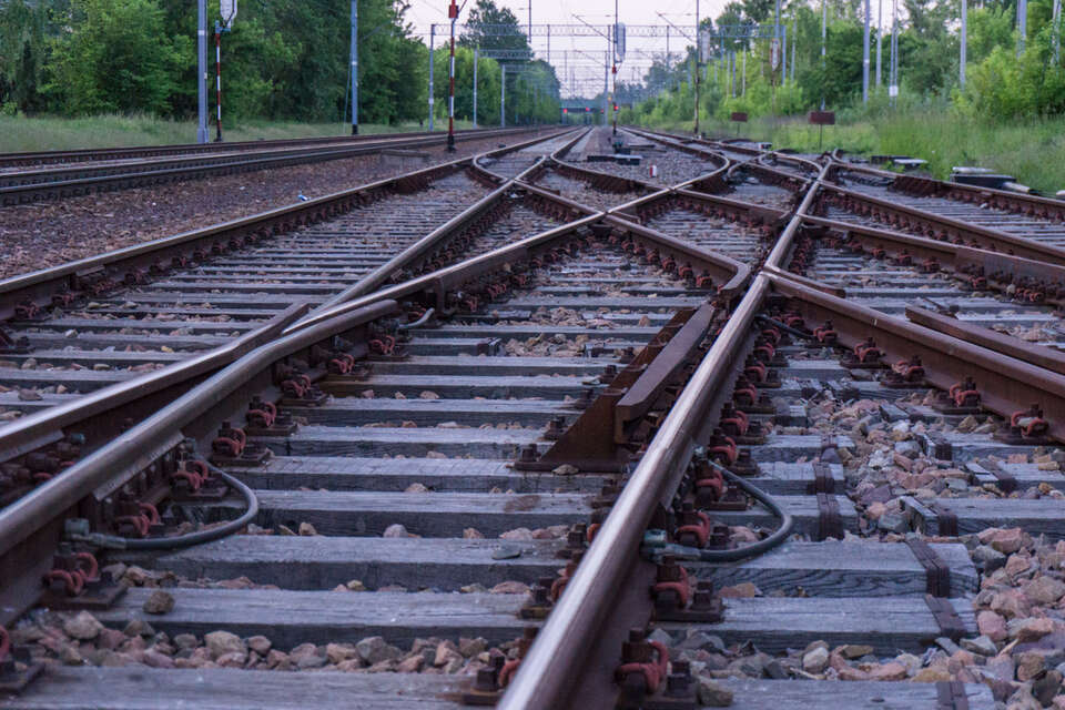 Ukraińscy maszyniści mieli szmuglować rodaków. Do sądu trafił akt oskarżenia, również za udział w zorganizowanej grupie przestępczej. Na zdjęciu tory kolejowe / autor: Fratria