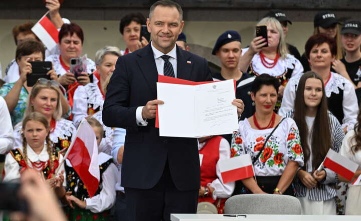 Prezydent RP Karol Nawrocki podczas spotkania z mieszkańcami w Kolbuszowej, pokazuje podpisany projekt o zerowym PIT / autor: PAP/Wojtek Jargiło