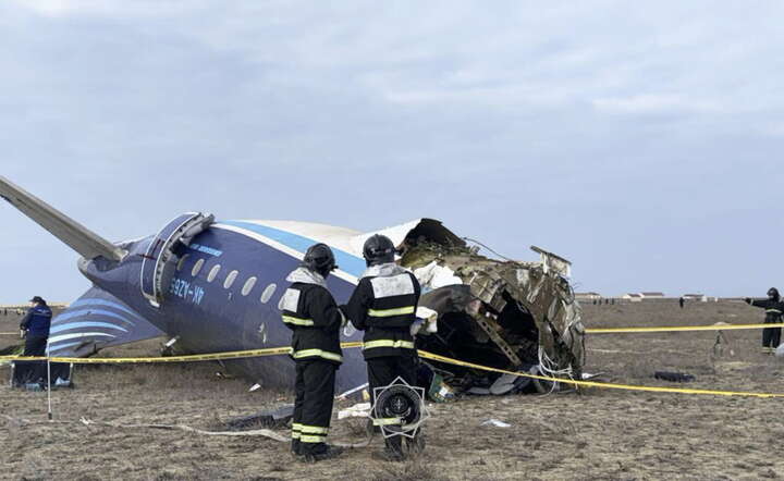 Strażacy przy wraku rozbitej maszyny  linii Azerbaijan Airlines / autor: PAP/EPA/KAZAKHSTAN EMERGENCIES MINISTRY