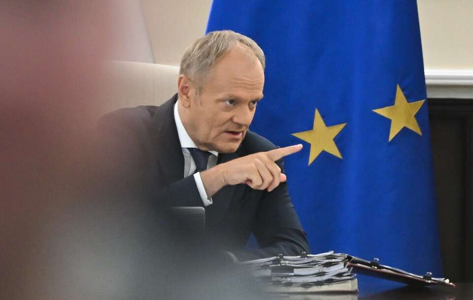 Tusk zadłuża Polskę tak, by to kolejny rząd musiał ciąć wydatki