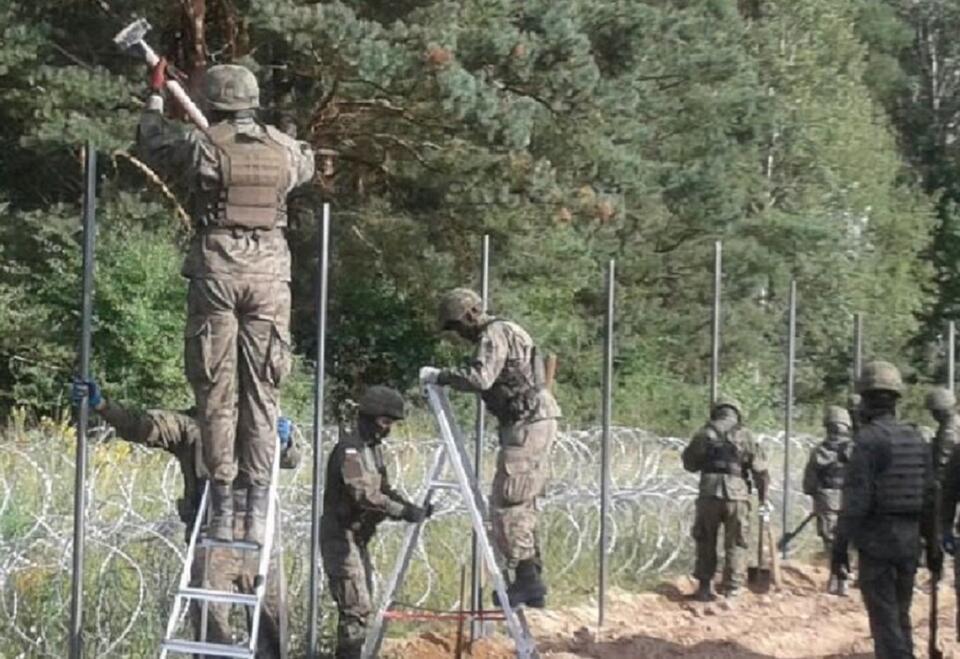 Żołnierze budują płot na granicy / autor: Twitter/@mblaszczak