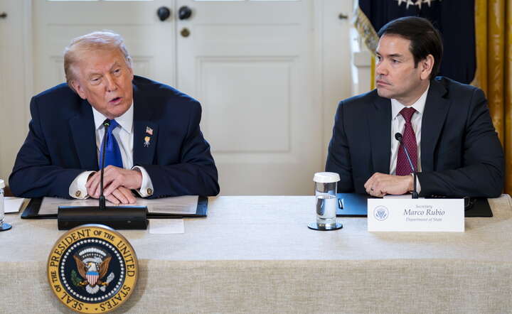 Prezydent USA Donald Trump (L) i sekretarz stanu Marco Rubio, potomka emigrantów z Kuby (P) w Białym Domu, 9 stycznia 2026 / autor: PAP/EPA/BONNIE CASH 