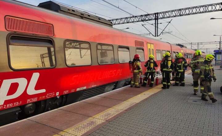 Pożar pociągu PKP Intercity na dworcu w Dębicy. / autor: Ratownictwo Powiatu Dębickiego, PSP w Dębicy / Facebook