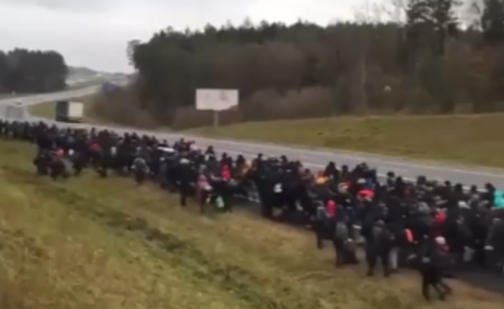 marsz migrantów w kierunku polskiej granicy / autor: Hiacyś/Twitter