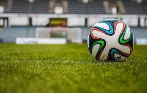  Piłkarze podejrzani o udział w zakładach buckmacherskich / autor: Photo by Pixabay: https://www.pexels.com/photo/blue-orange-black-green-white-adidas-soccer-ball-on-green-field-47354/