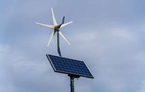 "zielona" energia, wiatrak i bateria słoneczna (zdj. ilustracyjne) / autor: Fratria