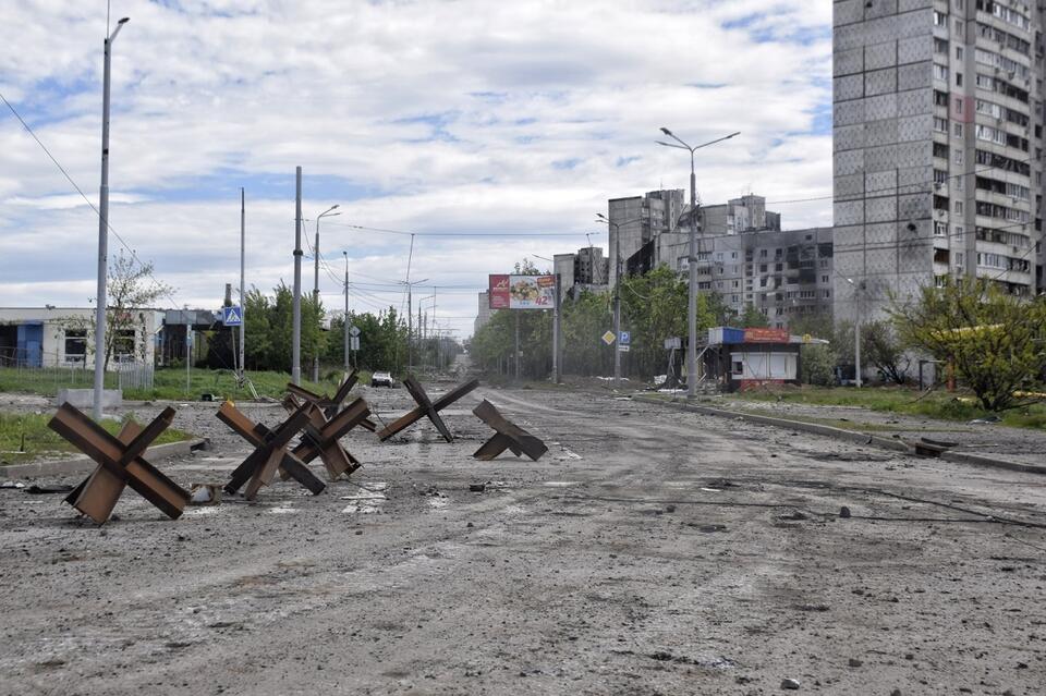 Zniszczenia w rejonie Charkowa na Ukrainie, gdzie aktualnie toczą się walki z Rosjanami / autor: PAP/Alena Solomonova