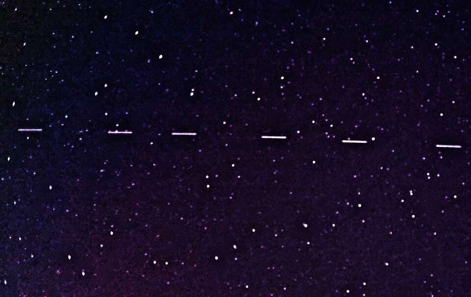 satelity Starlink / autor: Jud McCranie, CC BY-SA 4.0 <https://creativecommons.org/licenses/by-sa/4.0>, via Wikimedia Commons